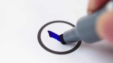 Onay, onay, başarı ve tamamlamayı simgeleyen kağıda işaretleme işareti çizildi