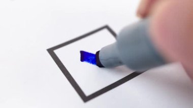 Onay, onay, başarı ve tamamlamayı simgeleyen kağıda işaretleme işareti çizildi