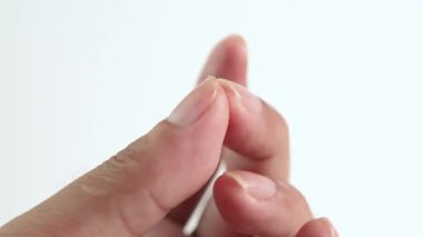 Uyuşukluğu ve sinir rahatsızlığını gidermek için parmak ucu masajı. Sağlık, sağlık ve sağlık kavramlarına uygundur.