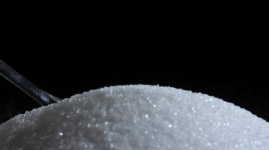 Şeker, bir kaşık granüllü beyaz şeker kepçesi, aşırı şeker tüketimini, şeker hastalığını ve sağlık risklerini, sağlık farkındalığını, tatlılık için granüllü şekeri, tatlı içeriğini sembolize eder.