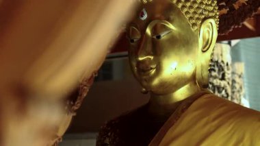 Tapınaktaki altın Buda heykeli, barışı, inancı ve Tayland sanatını simgeliyor. Kültürel, dini, meditasyon ve seyahat projeleri için mükemmel