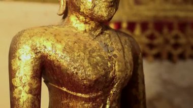Tapınaktaki altın Buda heykeli, barışı, inancı ve Tayland sanatını simgeliyor. Kültürel, dini, meditasyon ve seyahat projeleri için mükemmel