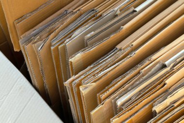 Karton kutu, düzgünce düzenlenmiş katlanmış karton kutular, geri dönüşümü, ambalajı, ekoyu ve sürdürülebilir kaynak kullanımını temsil eden kahverengi paket kutusu.