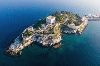 Gündoğumunda manzaralı Guvercinada Adası 'nın hava manzarası, Türkiye' de Kusadasi