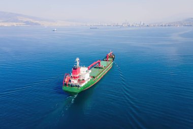 Kuru kargo gemisi denizde seyrediyor. Tahıl cevheri kömürü ya da kereste gibi yük taşımak için büyük bir nakliye gemisi. Hava görüntüsü