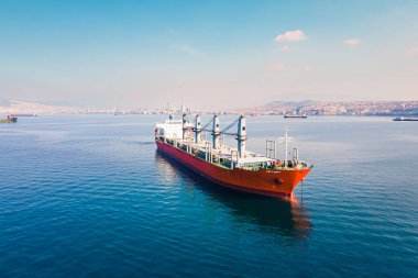 Yükleme için bekleyen kargo gemisi limanın yakınındaki demirde kalıyor. Hava görüntüsü