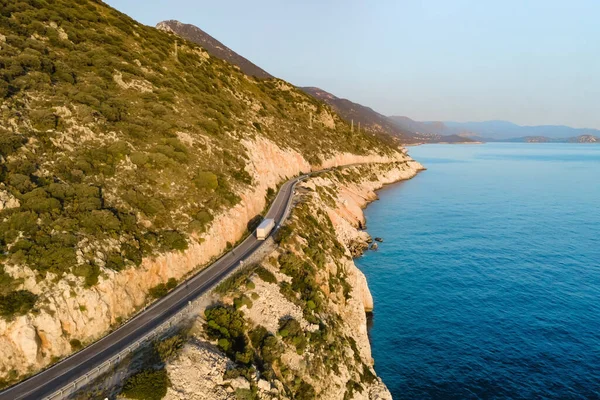 Akdeniz Kıyısı Boyunca Yolda Giden Bir Kamyon Geniş Açılı Hava — Stok fotoğraf