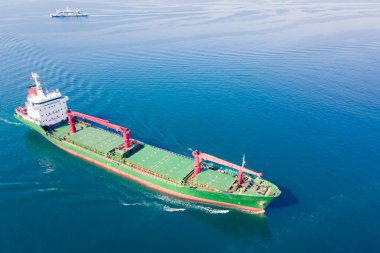 Kuru kargo gemisi limandan limana doğru yol alıyor. Toplu taşıma ya da bölme, hava manzaralı.