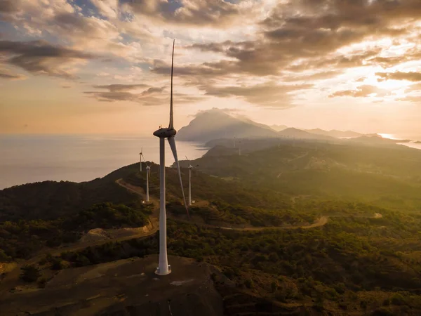 日の出の航空ビューで風力タービン 緑のエネルギーを生み出す風力発電 — ストック写真