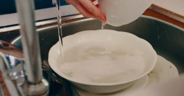 Mujer Lavando Platos Después Cena Casa Primer Plano — Vídeos de Stock