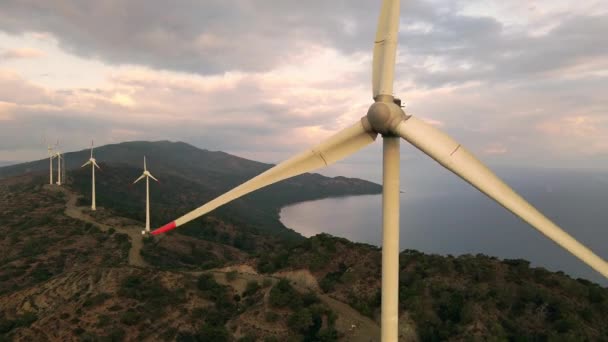 Schone Energie Windturbine Close Vanuit Lucht — Stockvideo