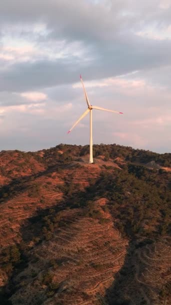 太阳升起时的风力涡轮机 风力发电场产生绿色能源 垂直录像 — 图库视频影像