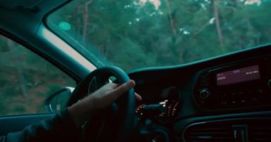 Fethye, Türkiye - 5 Ocak 2023: Genç adam sabahın erken saatlerinde Orman Dağı 'nda Fiat arabasını kullanıyor