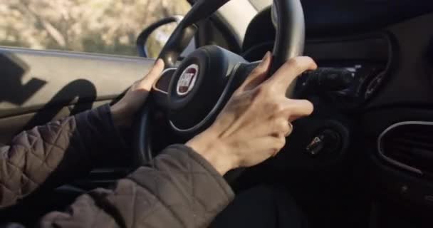 Fethye Turcja Stycznia 2023 Kobieta Prowadząca Samochód Fiata Wczesnym Rankiem — Wideo stockowe