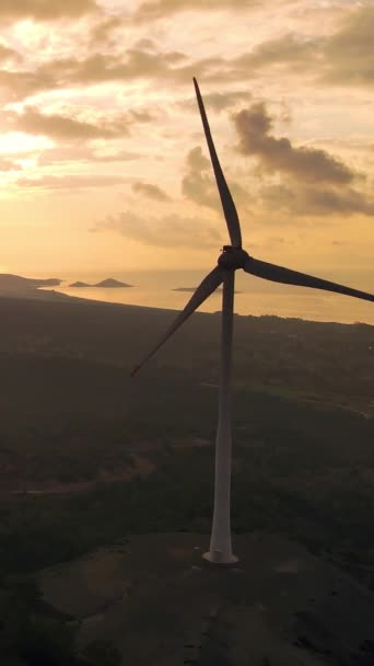 Letecký Pohled Větrnou Turbínu Točící Obloze Východ Slunce Pozadí Koncept — Stock video