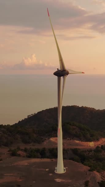 Větrné Turbíny Rotující Při Východu Slunce Vzdušný Vertikální Výstřel — Stock video