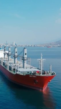 Toplu taşıyıcı ya da bulker gemisi yakınlardaki limanda yükleme için bekletiliyor, dikey hava çekimi