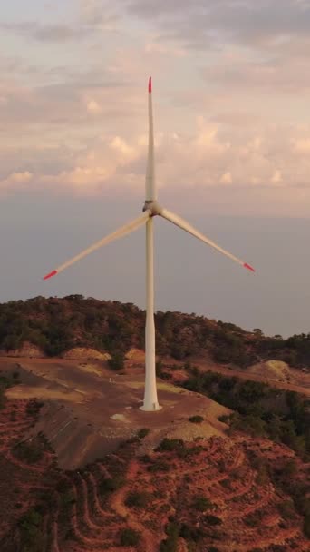 Luchtfoto Vaststelling Verticaal Schot Van Windturbines Draaien Het Genereren Van — Stockvideo
