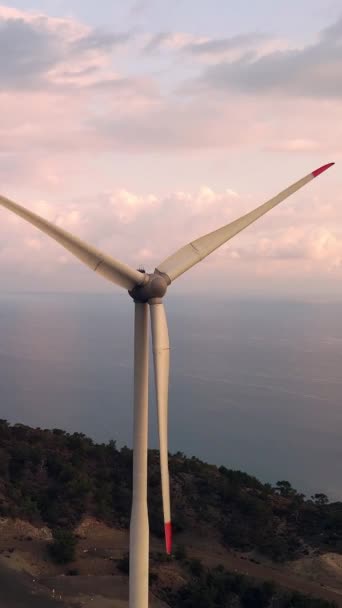Turbinas Eólicas Com Lâminas Campo Vista Aérea Brilhante Céu Pôr — Vídeo de Stock