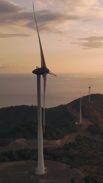 Fazenda Turbinas Eólicas Tiro Aéreo Largo Produção Energia Sustentável Energia — Vídeo de Stock