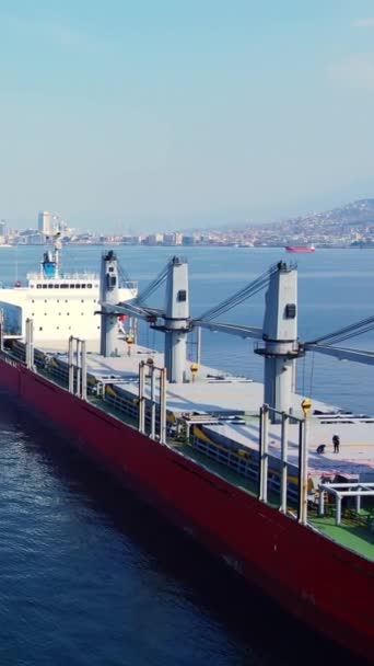 Vrachtbulkschip Wacht Uploaden Blijft Voor Anker Bij Haven Luchtfoto — Stockvideo