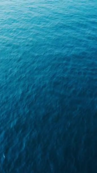 Αεροφωτογραφία Πάνω Προς Κάτω Της Επιφάνειας Της Θάλασσας Βαθυγάλανα Νερά — Αρχείο Βίντεο