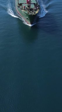 Kargo gemisi iskele tarafında, geniş açıda seyrediyor.