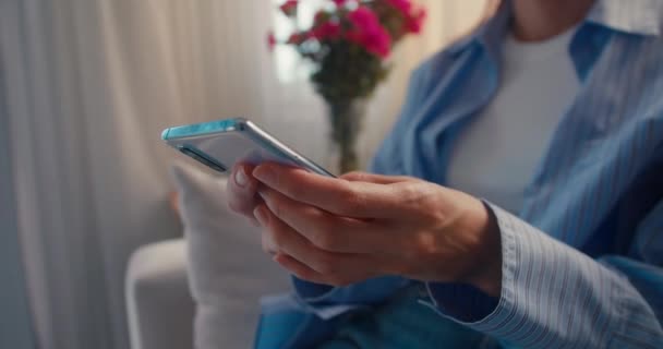 Технология Гаджета Коммуникационная Концепция Закрыть Руки Женщины Помощью Смартфона Помещении — стоковое видео