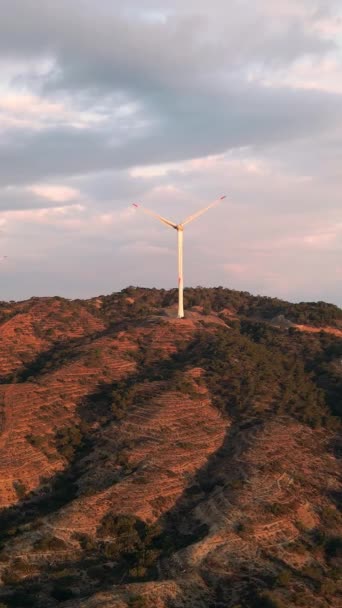 Windturbines Boerderij Luchtfoto Wijd Schot Duurzame Energieproductie Schone Energie Verticaal — Stockvideo