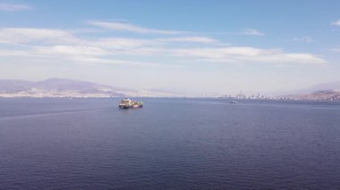 Kargo konteyneri her biri denizde limana doğru yol alıyor. Denizcilik lojistiği ve konteyner kargo gemisiyle uluslararası taşımacılık. İzmir, Türkiye - 15 Mart 2023