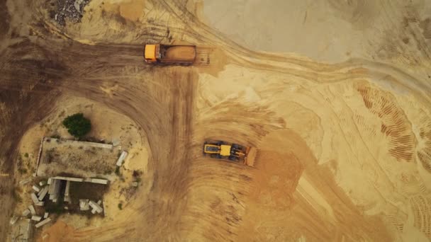 Açılış Madeninin Havadan Görüntüsü Taraftaki Yükleyici Açık Çukurdaki Çöp Kamyonuna — Stok video