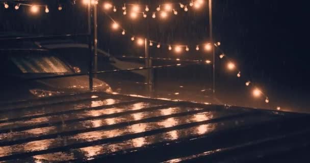 Geceleri Terasın Çatısına Sağanak Yağmur Yağıyor Statik Çekim — Stok video