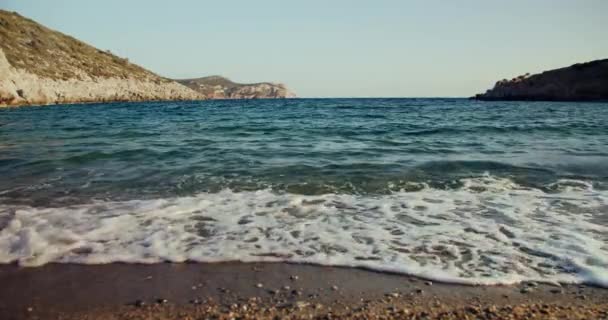 美丽的风景 海浪在大海的卵石海岸上荡漾 近在咫尺 — 图库视频影像
