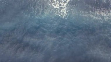 Derin mavi su ile deniz yüzeyinin yukarıdan görünüşü, durağan çekim
