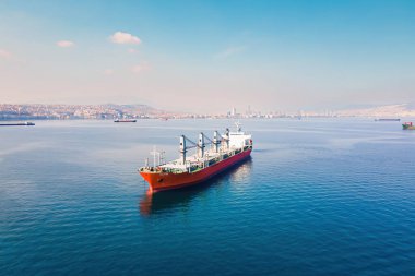 Yükleme için bekleyen kargo gemisi limanın yakınındaki demirde kalıyor. Hava görüntüsü