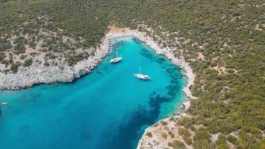 Mavi deniz lagünü ve Ege kıyısı boyunca uzanan yatların havadan görünüşü. Türk Riviera Doğa Manzarası