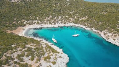 Bodrum Türkiye 'de yelkenli yatları olan lagünü olan güzel bir sahil kıyısı. Hava görünümü