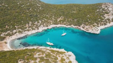 Bodrum Türkiye 'de yelkenli yatları olan güzel bir göl. Hava görünümü