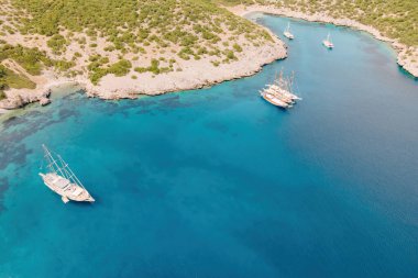 Akvaryum koyu gölünün ve yatların havadan görünüşü. Türk Riviera Doğa Manzarası