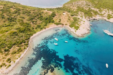 Hava görüntüleri Akvaryum koyu lagünü ve yatlar. Türk Riviera Doğa Manzarası