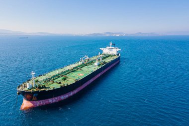 Sahil limanı yakınındaki limanda yükleme için bekleyen ham petrol tankeri görünüyor.
