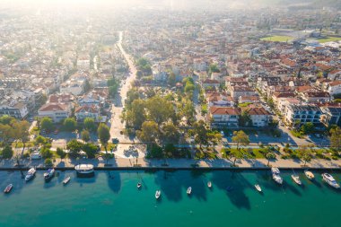Ege Denizi 'ndeki Fethiye kasabasının hava manzarası. Denizin ve şehrin üzerinde uçan drone
