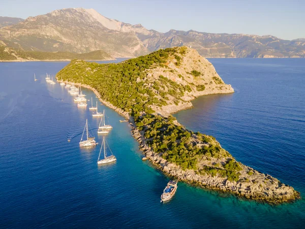 Yacht Ancoraggio Acque Cristalline Turchesi Fronte All Isola Nel Mar — Foto Stock