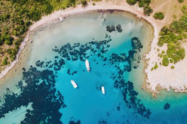 Hava görüntüleri Akvaryum koyu lagünü ve yatlar. Türk Riviera Doğa Manzarası