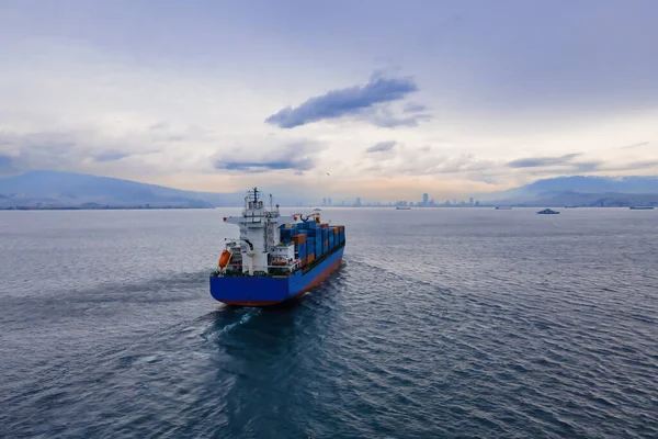 コンテナターミナル商業港への貨物船巡航 海上物流 — ストック写真