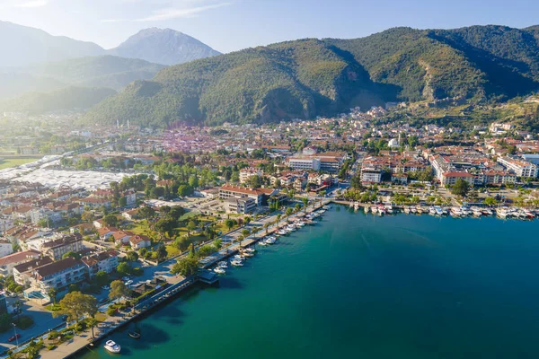 Ege Denizi üzerindeki Fethiye tatil beldesi, havadan çekim