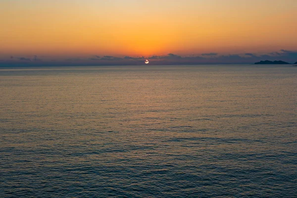Pôr Sol Brilhantemente Colorido Sobre Mar Mediterrâneo Calmo Tiro Largo — Fotografia de Stock