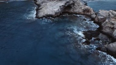 Kayalık resif ve deniz dalgaları uçuruma çarpıyor. Hava görüntüsü