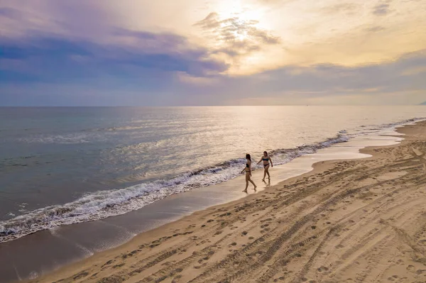 Junge Hübsche Frauen Bikini Spazieren Strand Freunde Verbringen Sommer Meer — Stockfoto