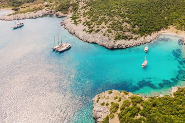 Bodrum Türkiye 'de kristal suyla Akvaryum koyu gölünde yelkenli yatlar, hava manzarası